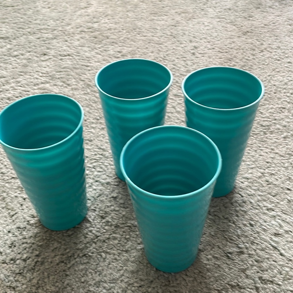 Set of 4 plastic tumblers